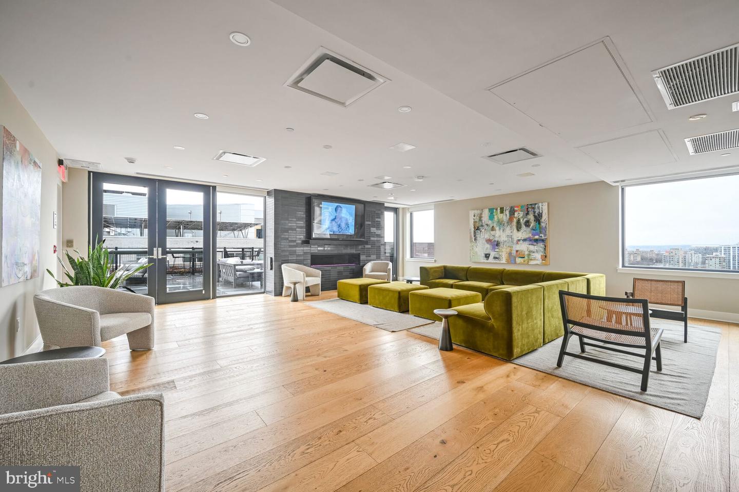37 L St SE #401