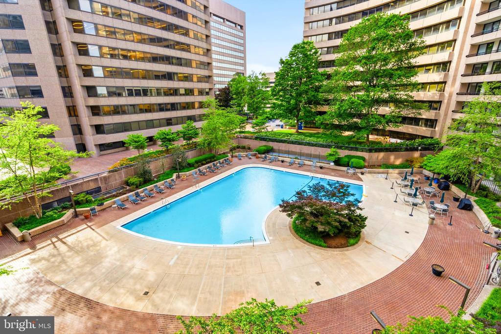 1300 CRYSTAL DRIVE 606S