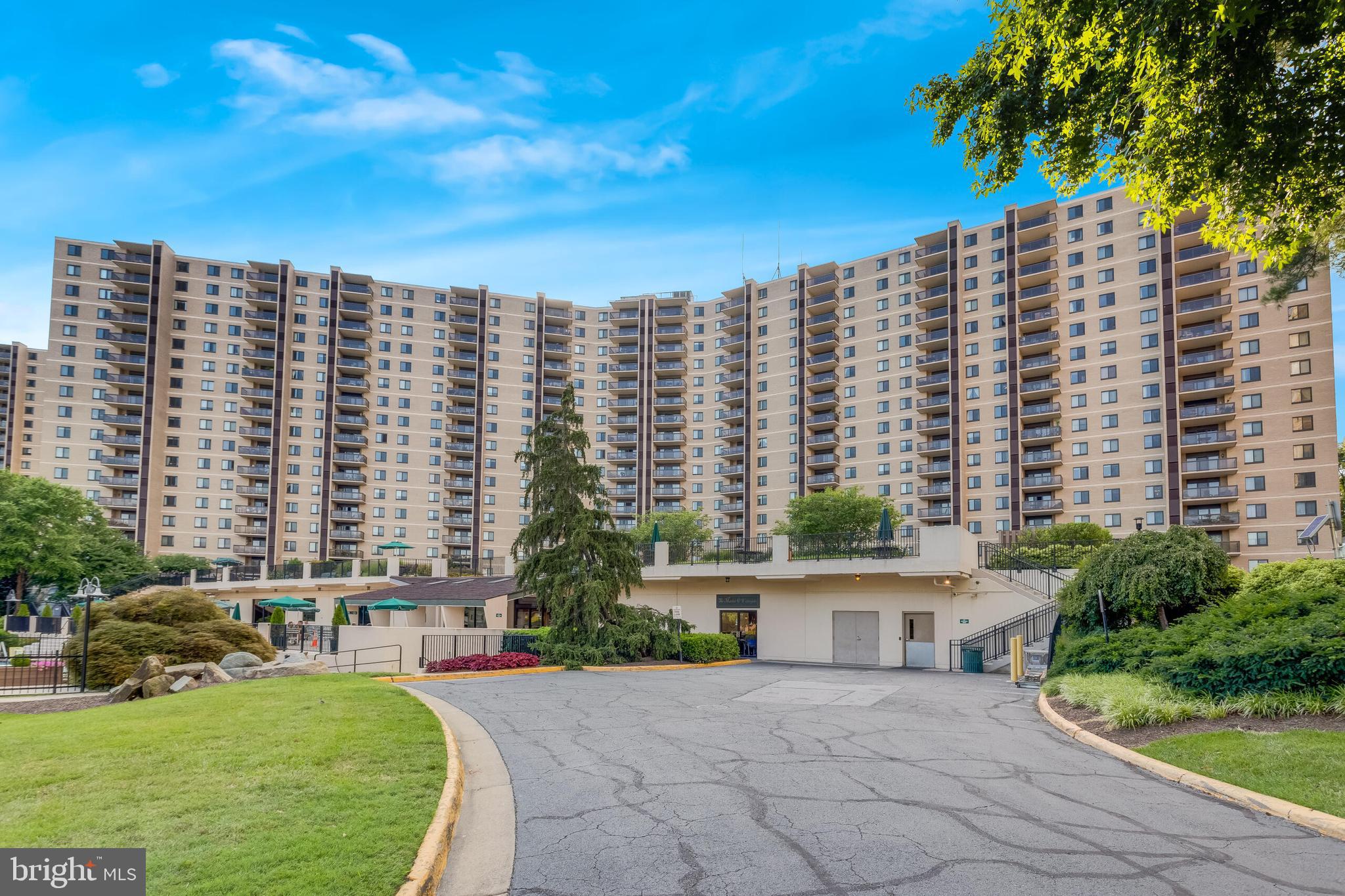 309 Yoakum Pkwy #308