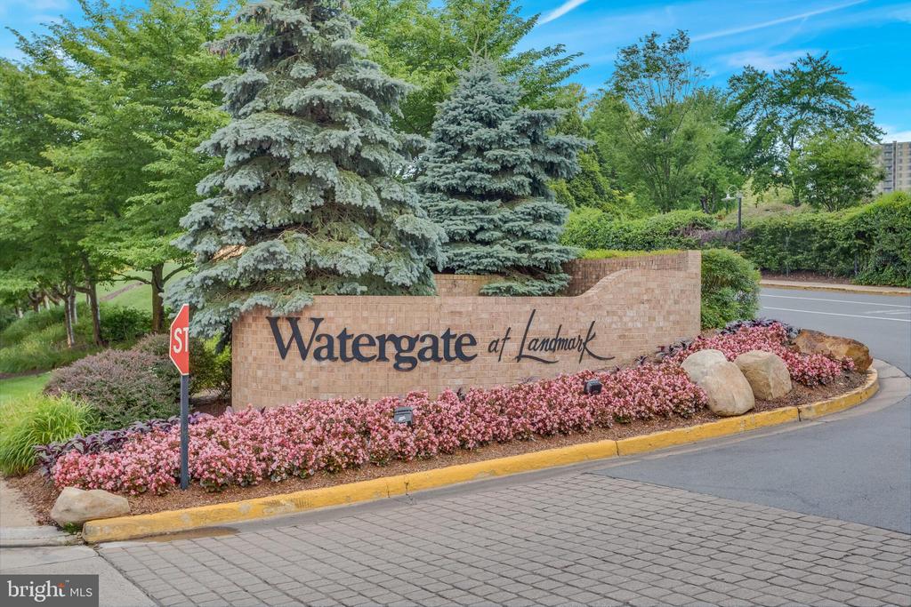 309 Yoakum Pkwy #308