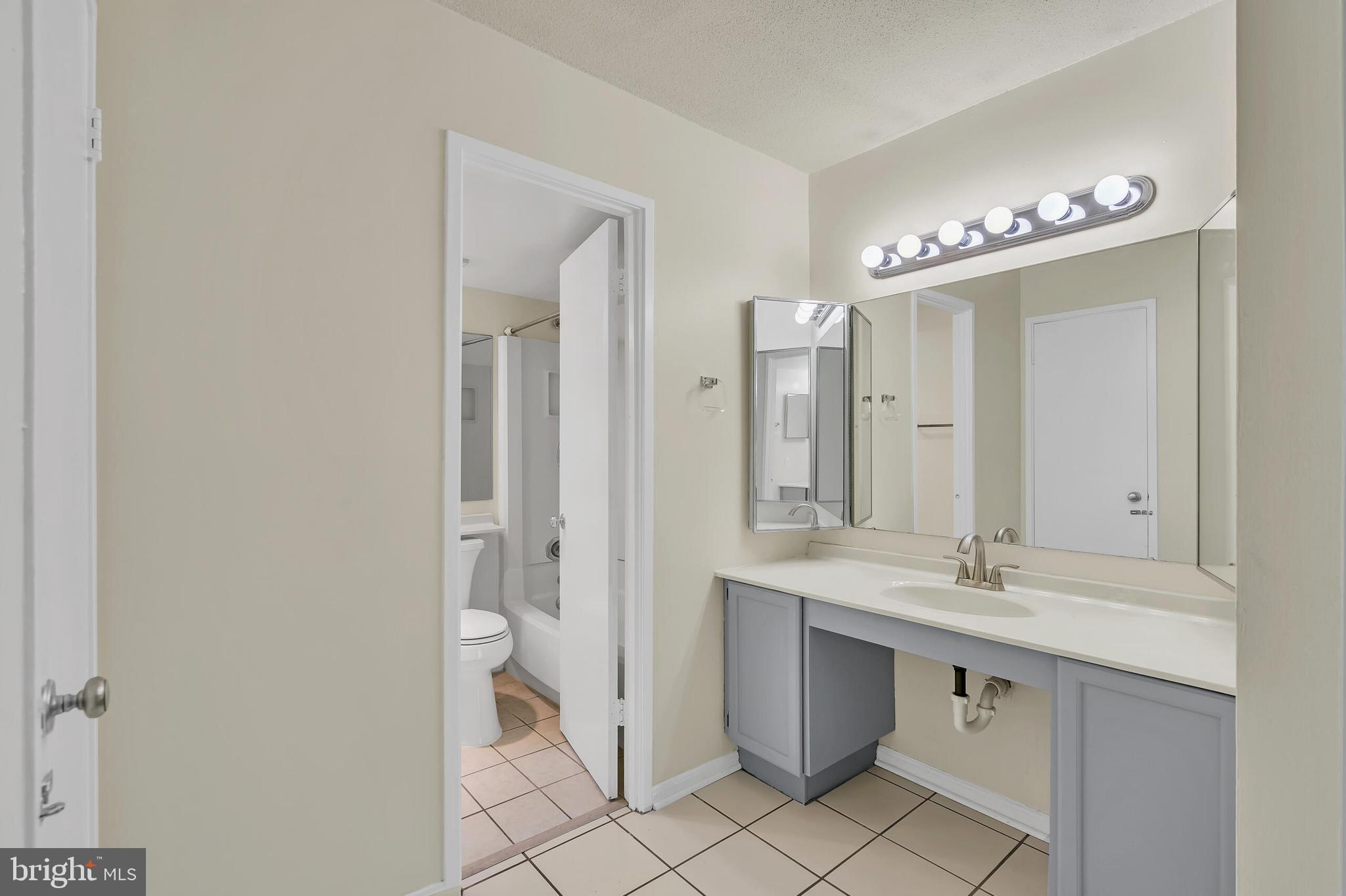 309 Yoakum Pkwy #308