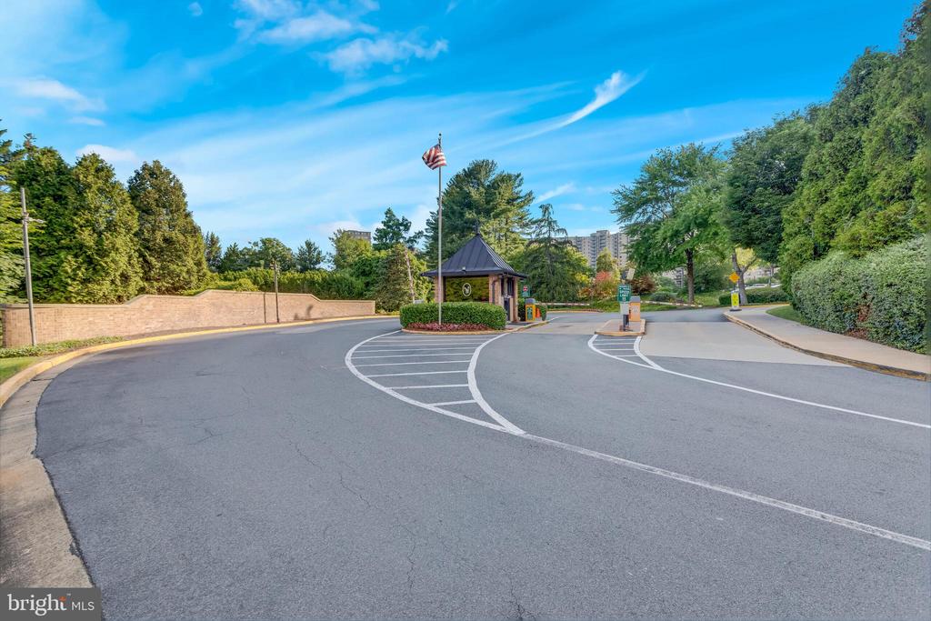 309 Yoakum Pkwy #308