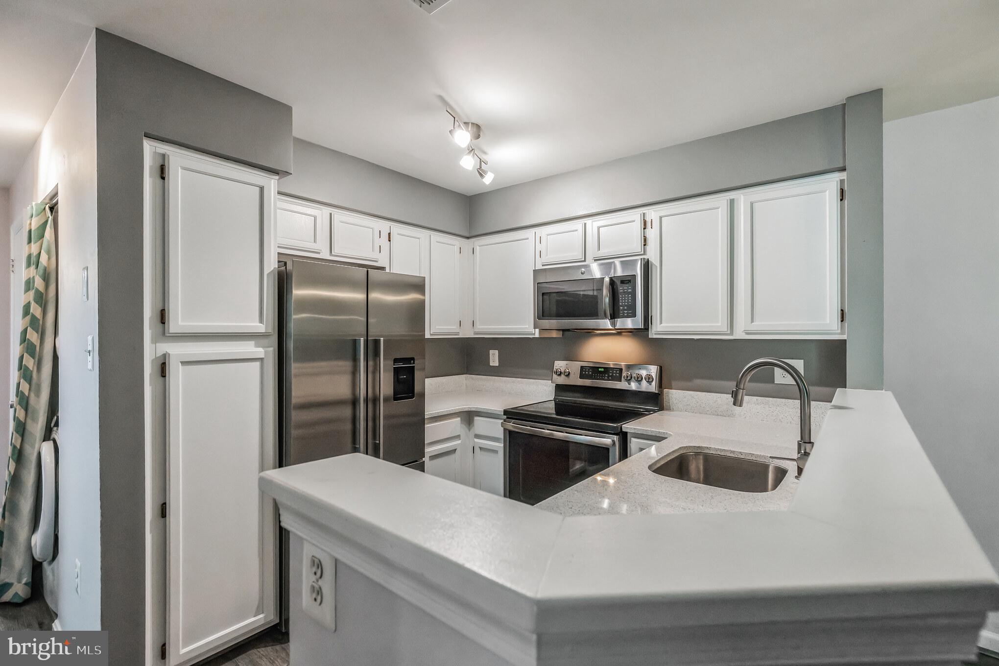 6911 VICTORIA DRIVE Unit: 6911-G