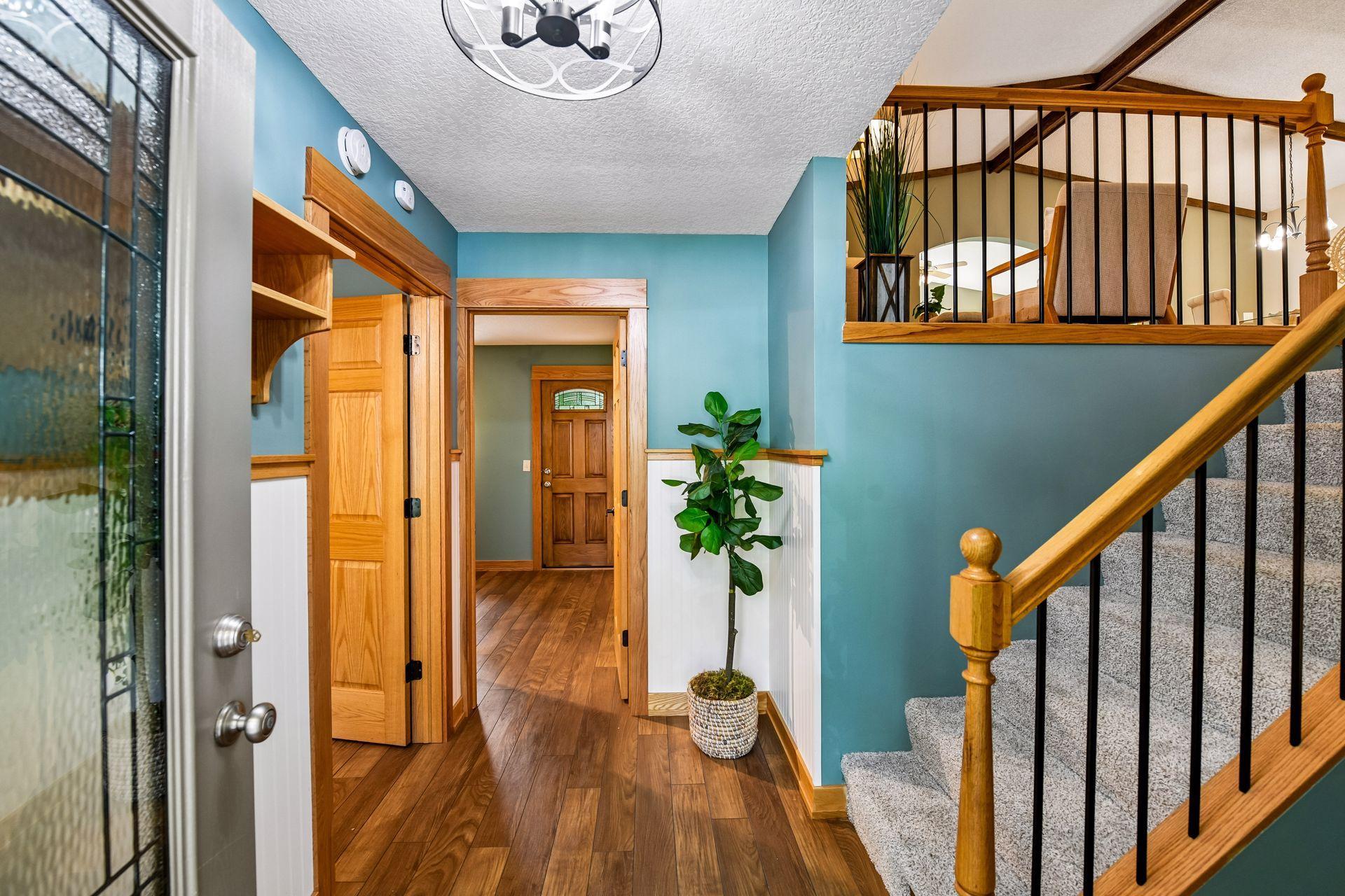 6527 Meadowlark Lane N