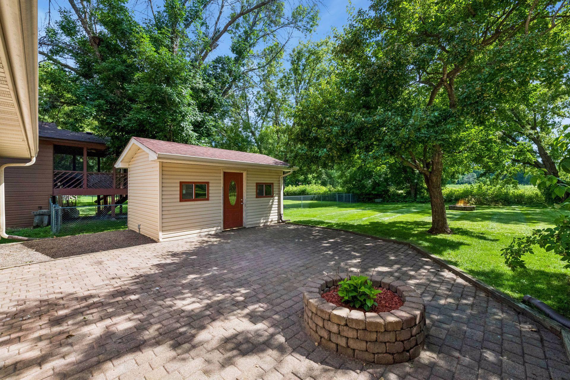 6527 Meadowlark Lane N