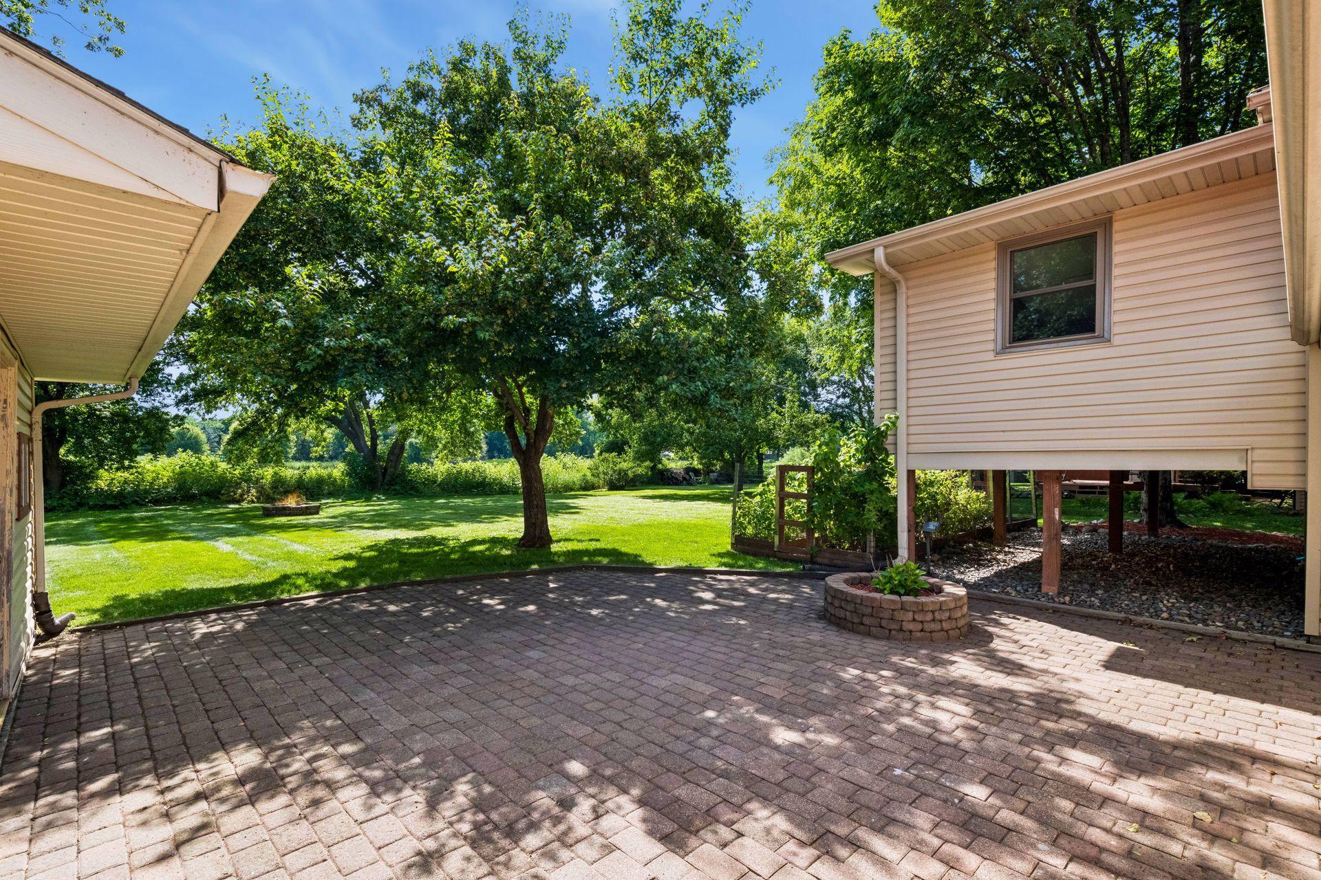 6527 Meadowlark Lane N