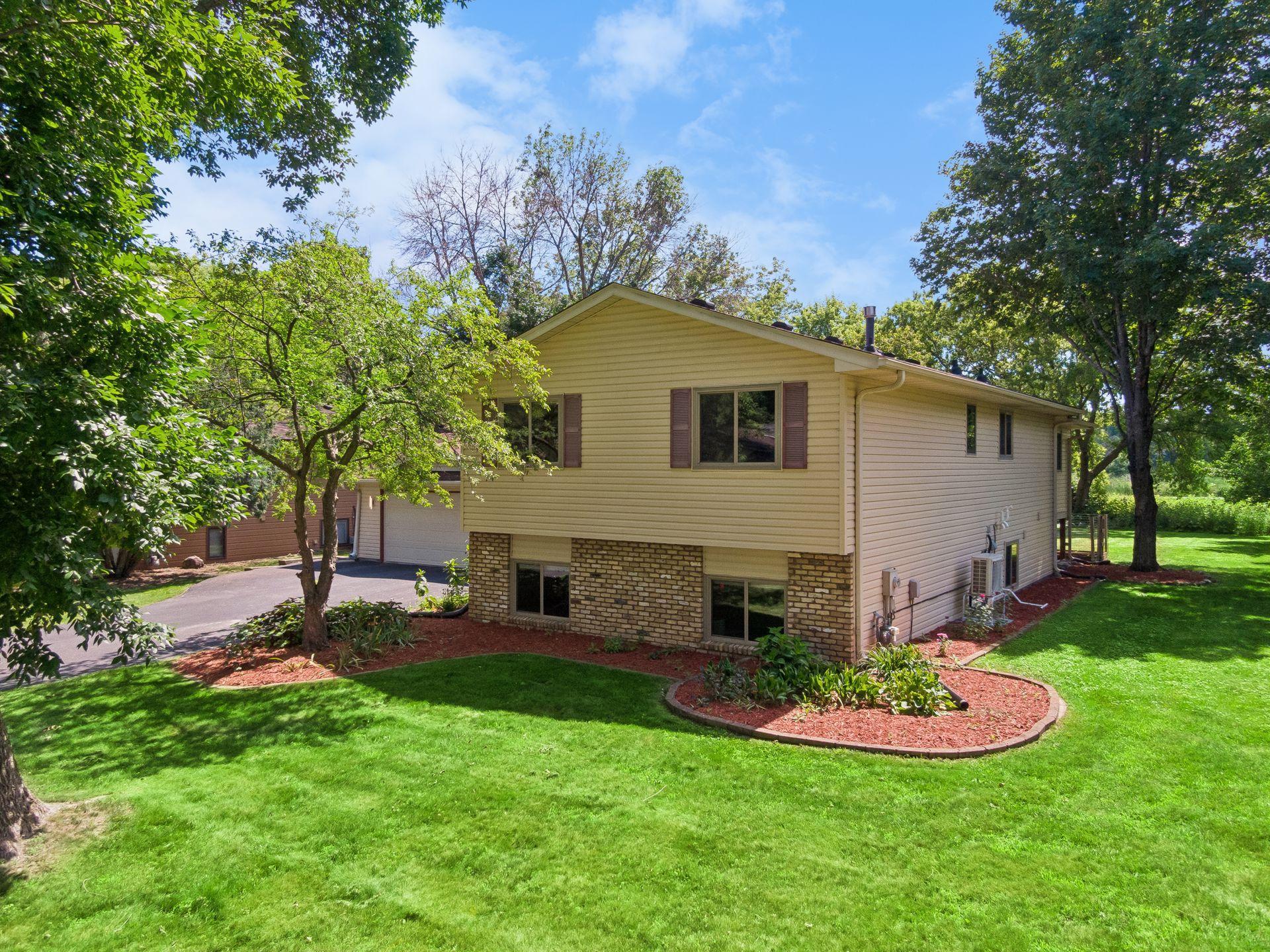 6527 Meadowlark Lane N