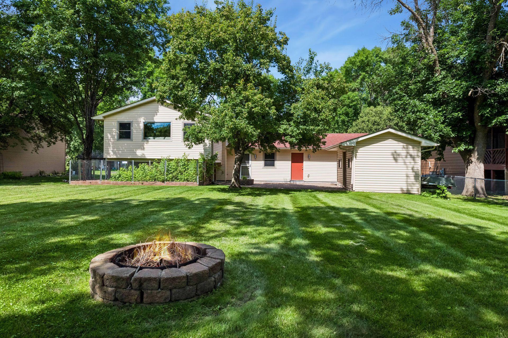 6527 Meadowlark Lane N
