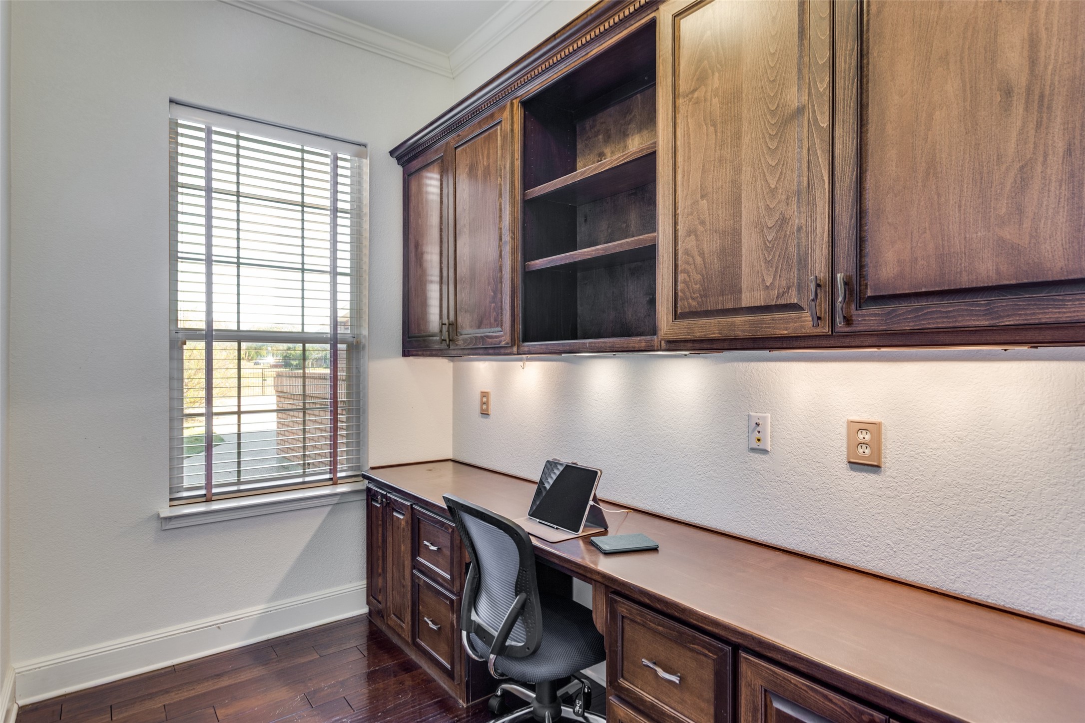 6035 Oak Hollow Drive