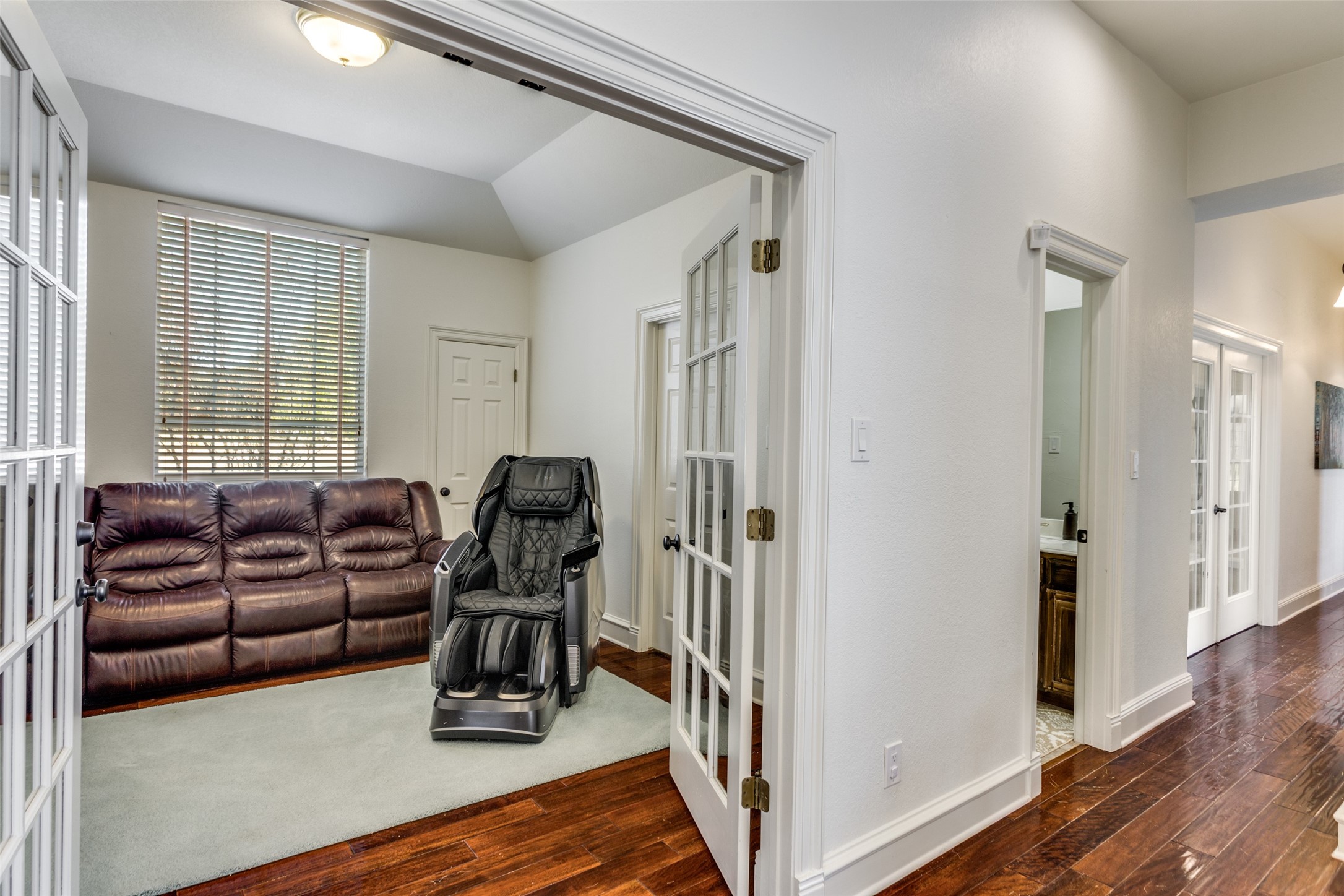 6035 Oak Hollow Drive