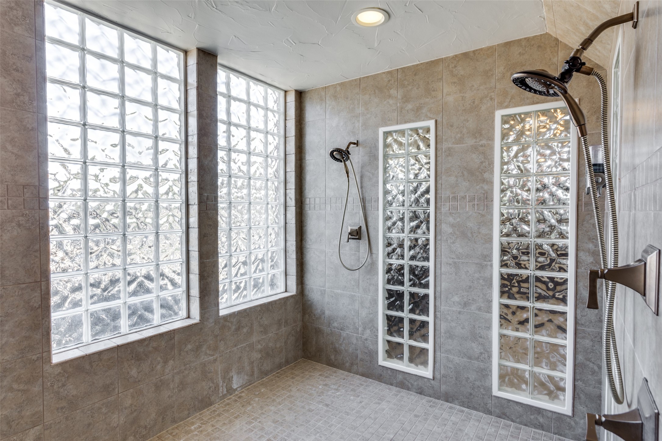 6035 Oak Hollow Drive