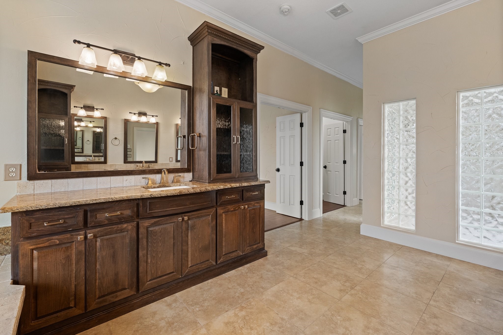6035 Oak Hollow Drive