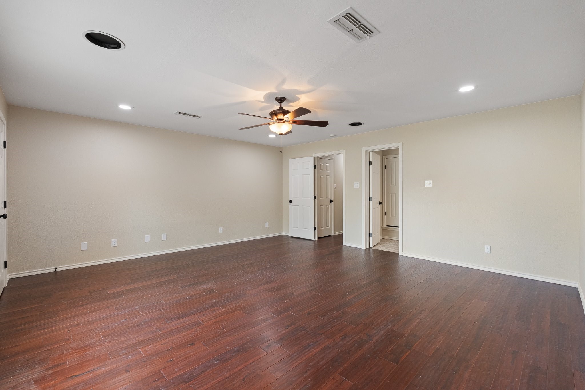 6035 Oak Hollow Drive