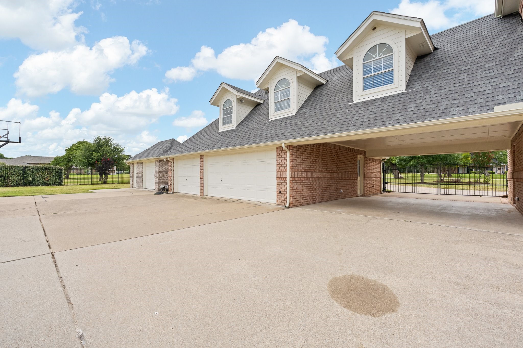 6035 Oak Hollow Drive