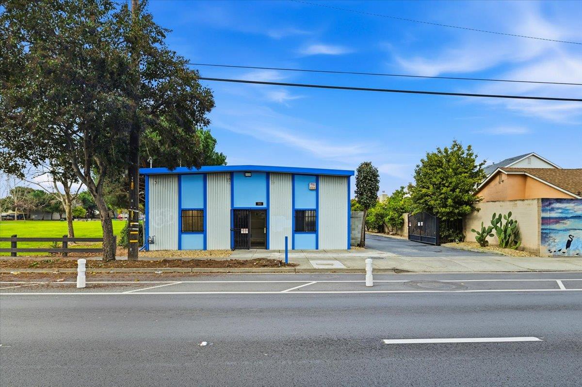 593 Industrial Parkway West