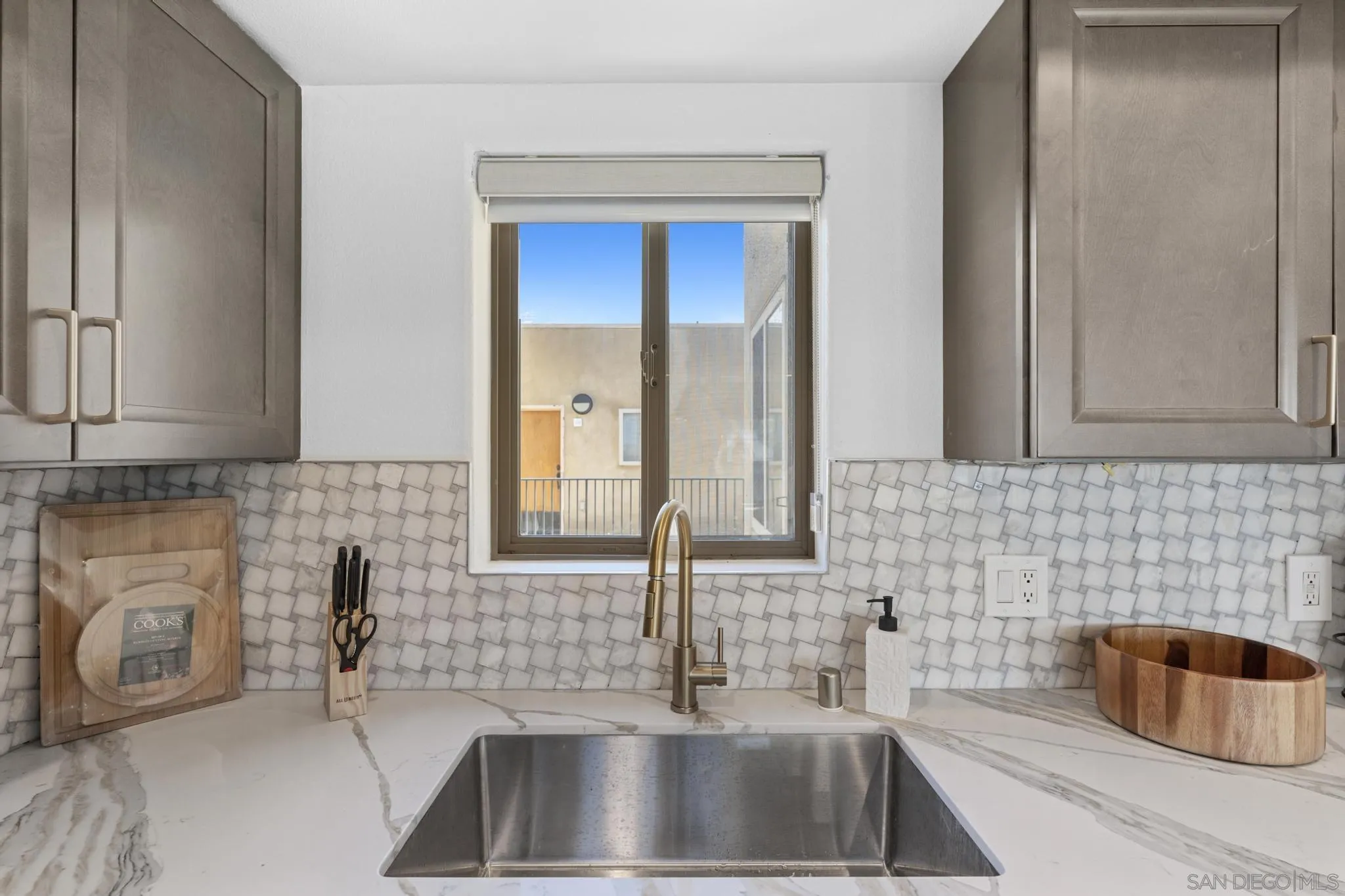 801 W Hawthorn St Unit 409