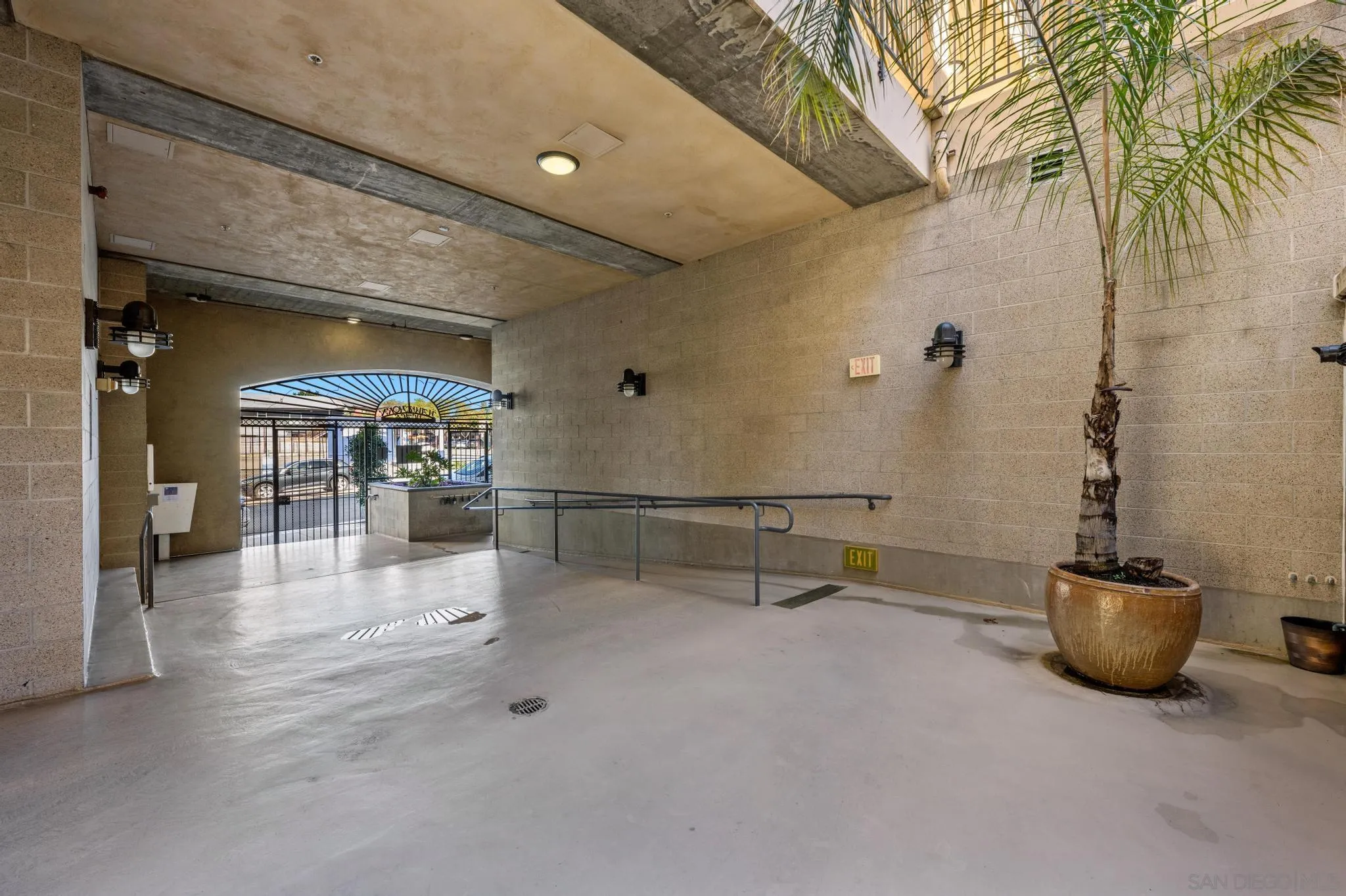 801 W Hawthorn St Unit 409