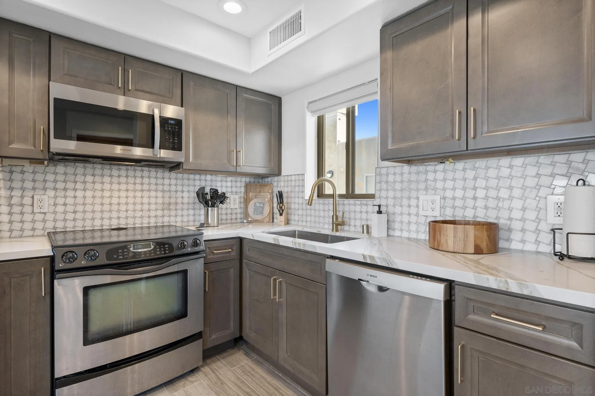 801 W Hawthorn St Unit 409