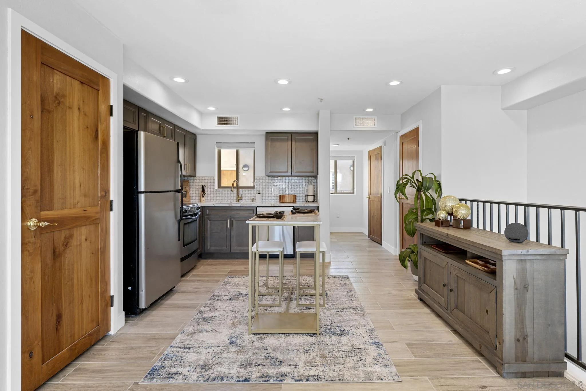 801 W Hawthorn St Unit 409