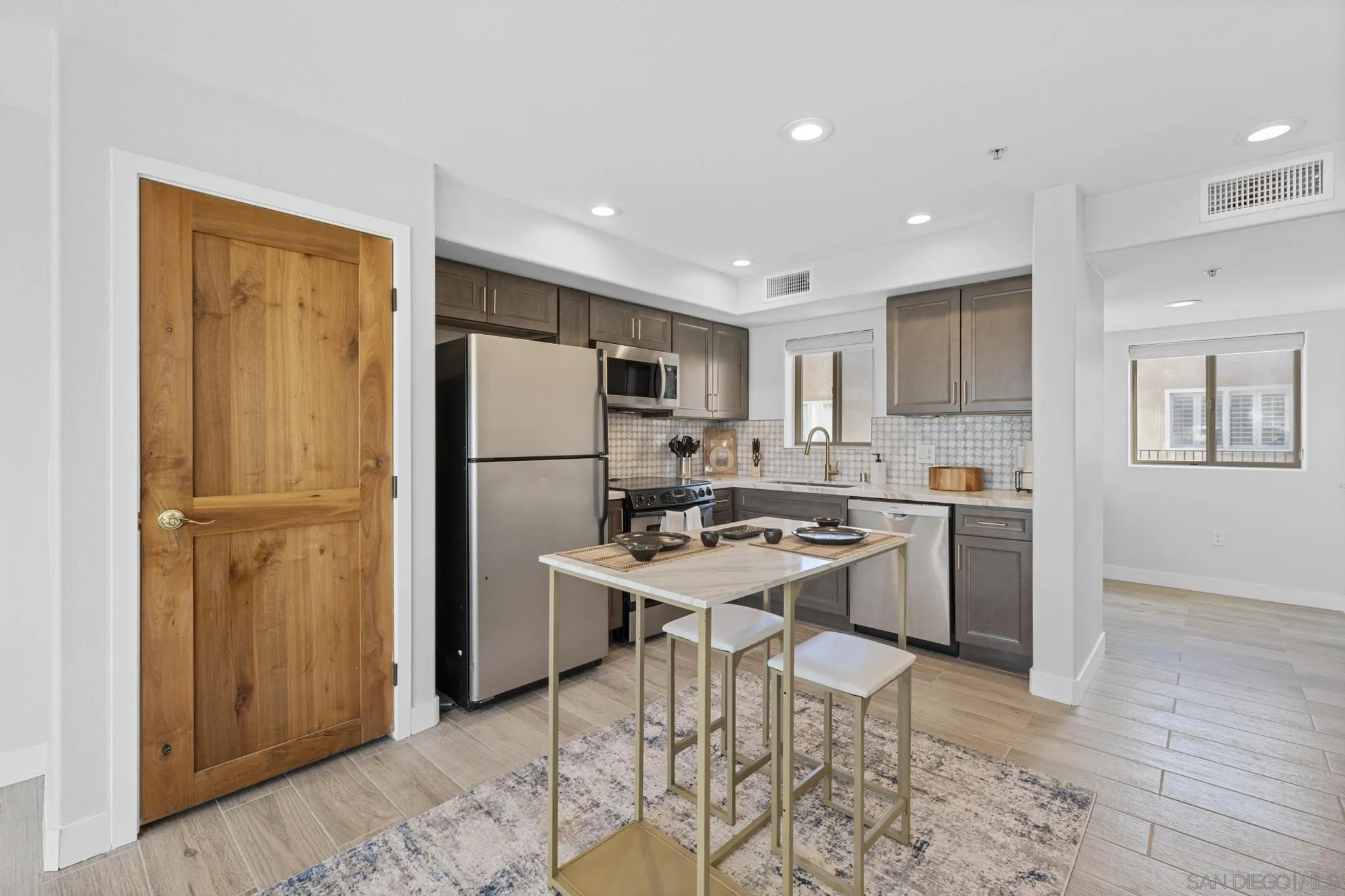 801 W Hawthorn St Unit 409