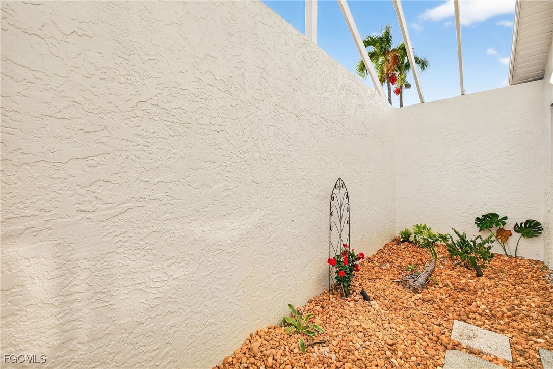 1221 SW 51st TER