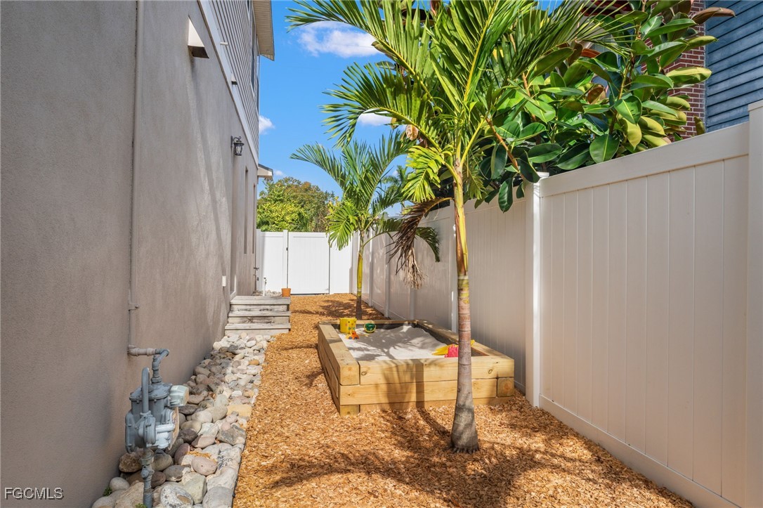 2152 Burlington AVE N