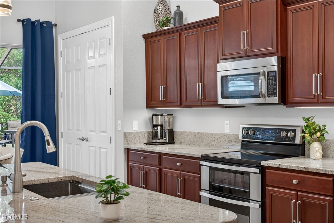 10890 Stonington AVE