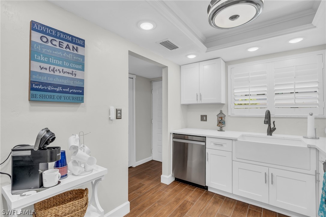 2121 Collier AVE 204