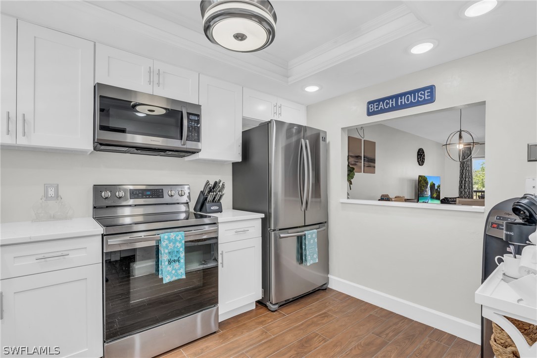 2121 Collier AVE 204