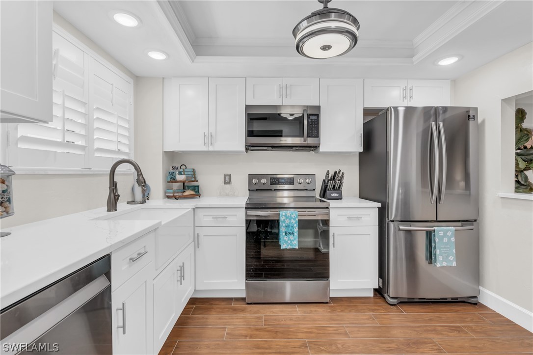 2121 Collier AVE 204
