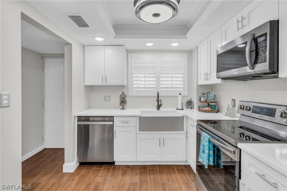 2121 Collier AVE 204