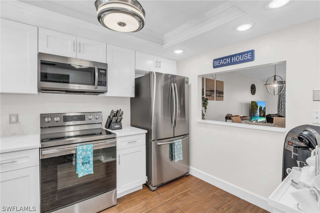 2121 Collier AVE 204