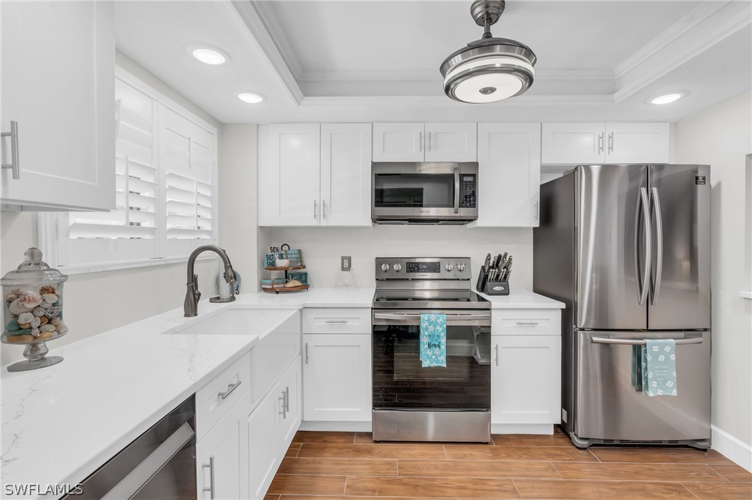 2121 Collier AVE 204