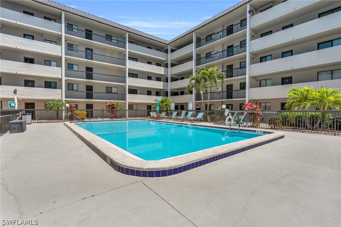 2121 Collier AVE 204
