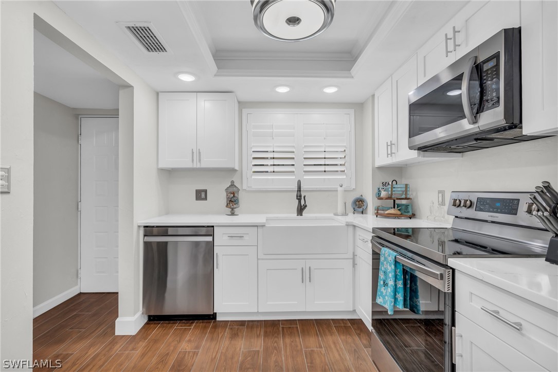 2121 Collier AVE 204