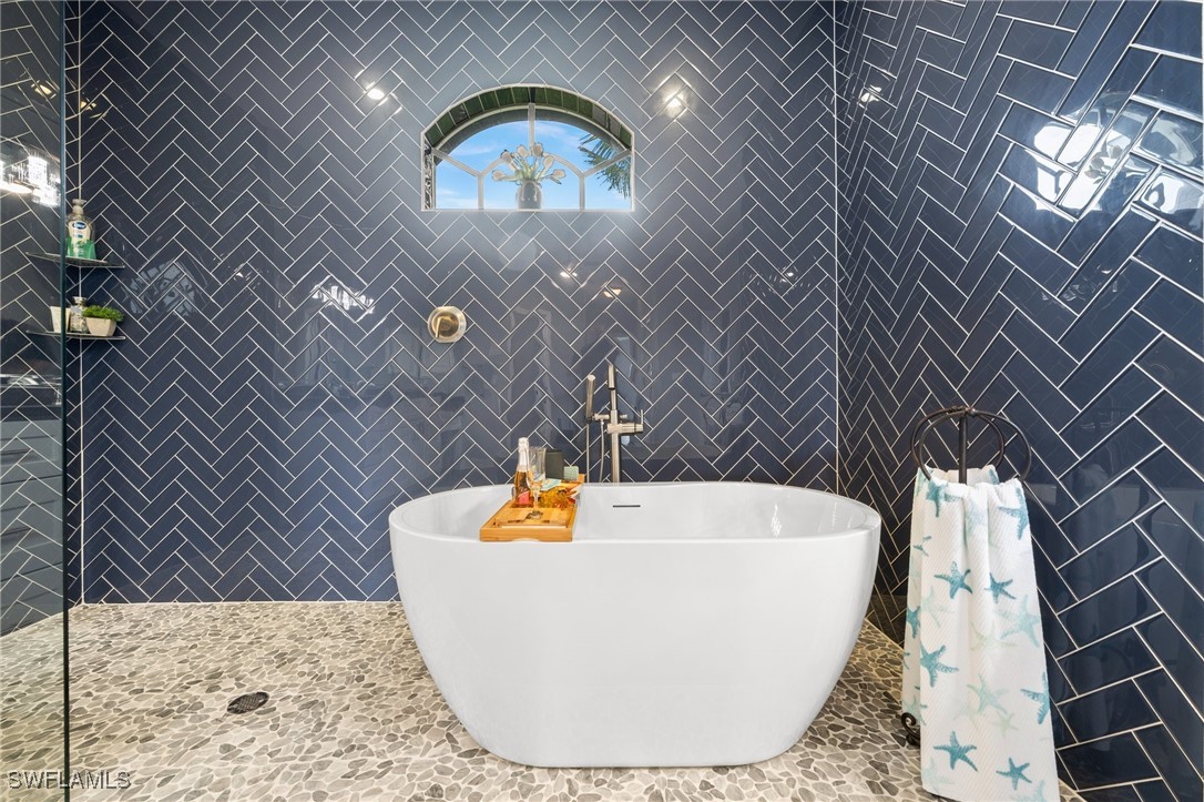 360 Capri Isles CT