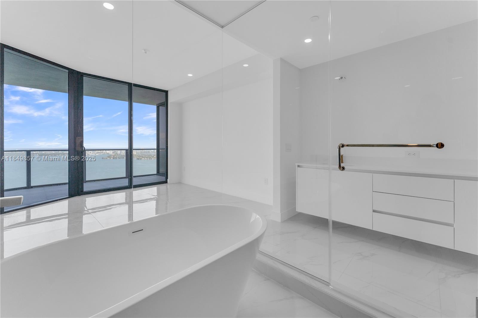 700 NE 24th St Unit: 4402