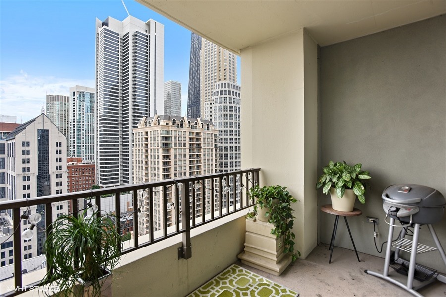 25 E Superior Street Unit: 2102