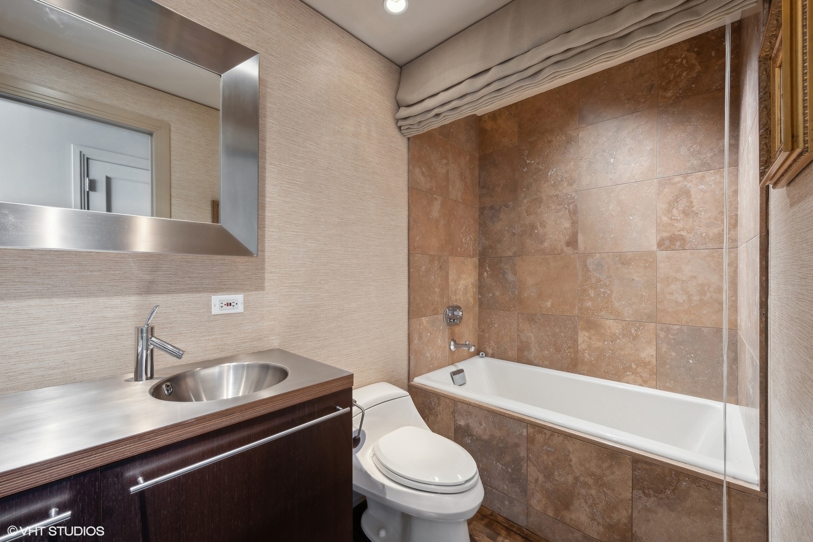 800 N Michigan Avenue Unit: 2702