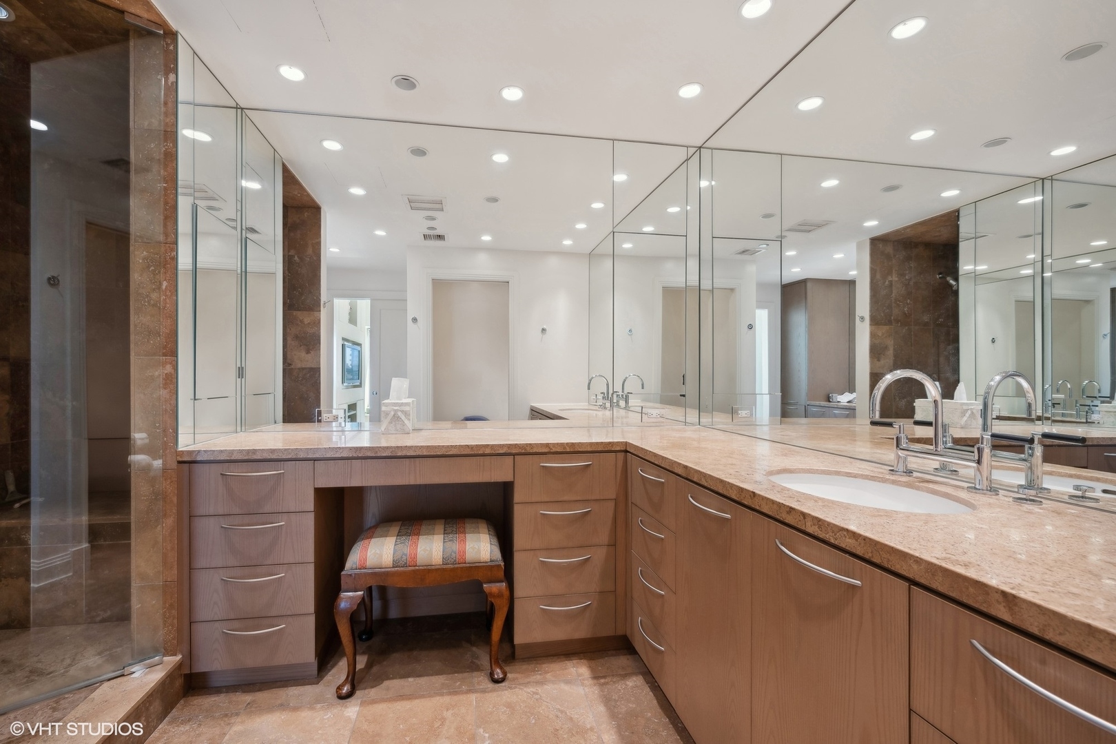 800 N Michigan Avenue Unit: 2702