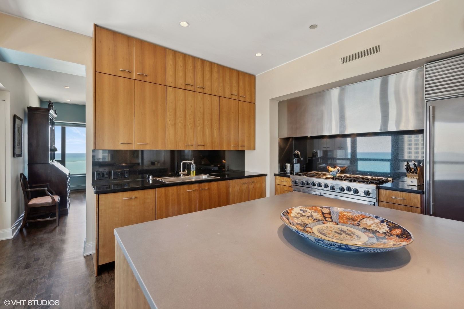 800 N Michigan Avenue Unit: 2702