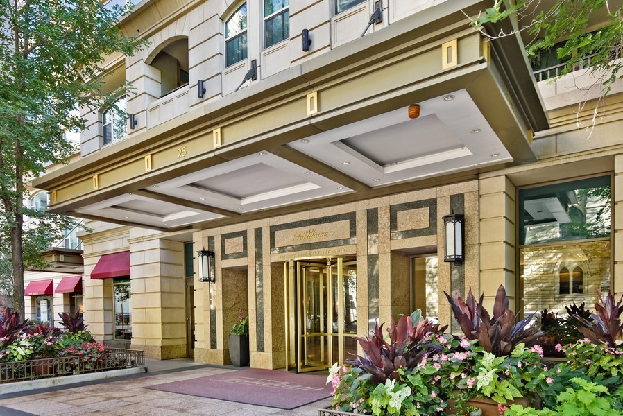 25 E Superior Street Unit: 4005