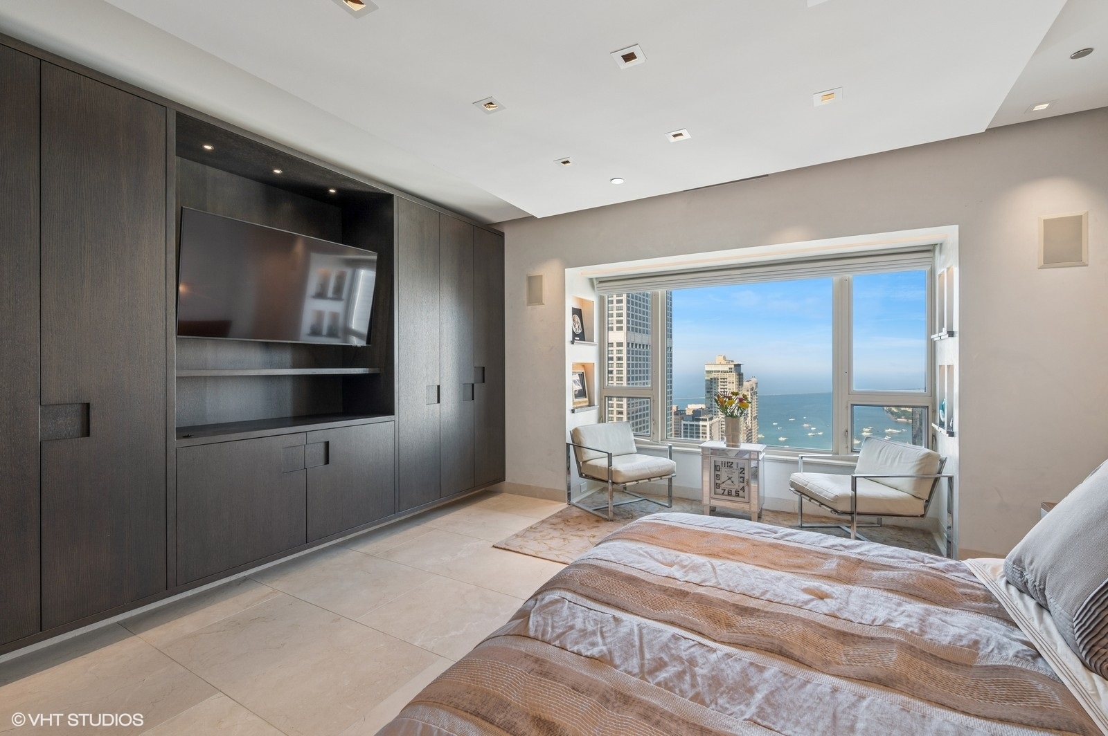 800 N Michigan Avenue Unit: 3301