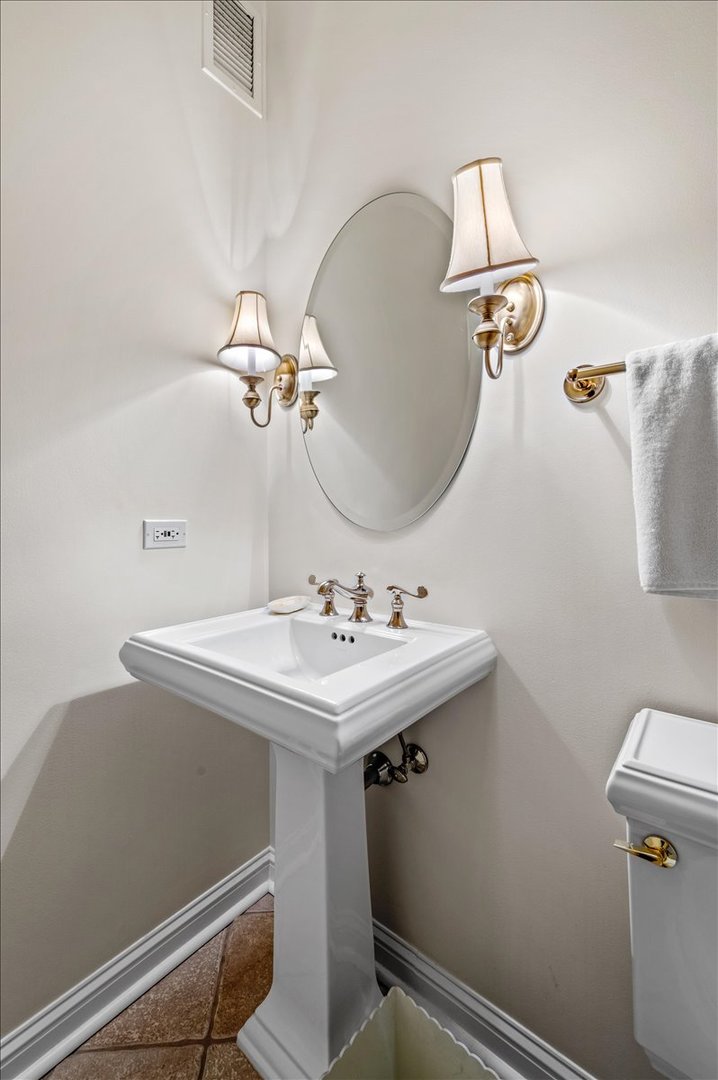 25 E Superior Street Unit: 605