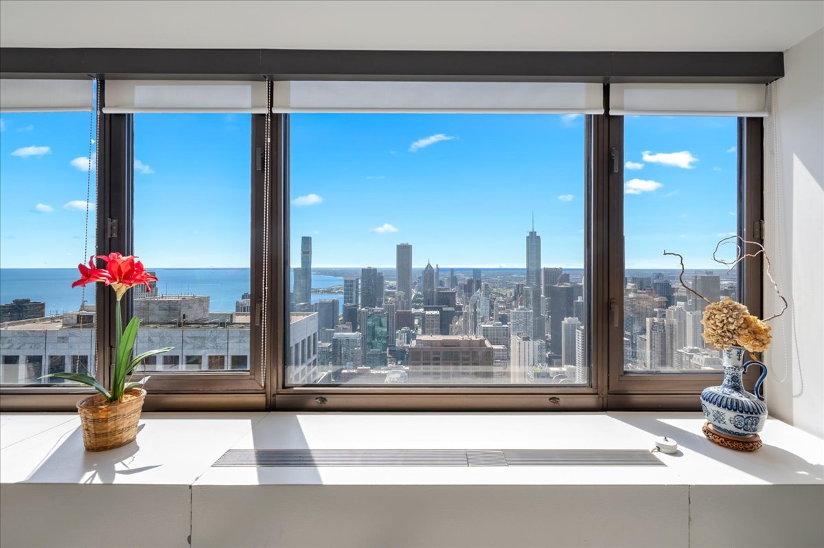 175 E Delaware Place Unit: 7910