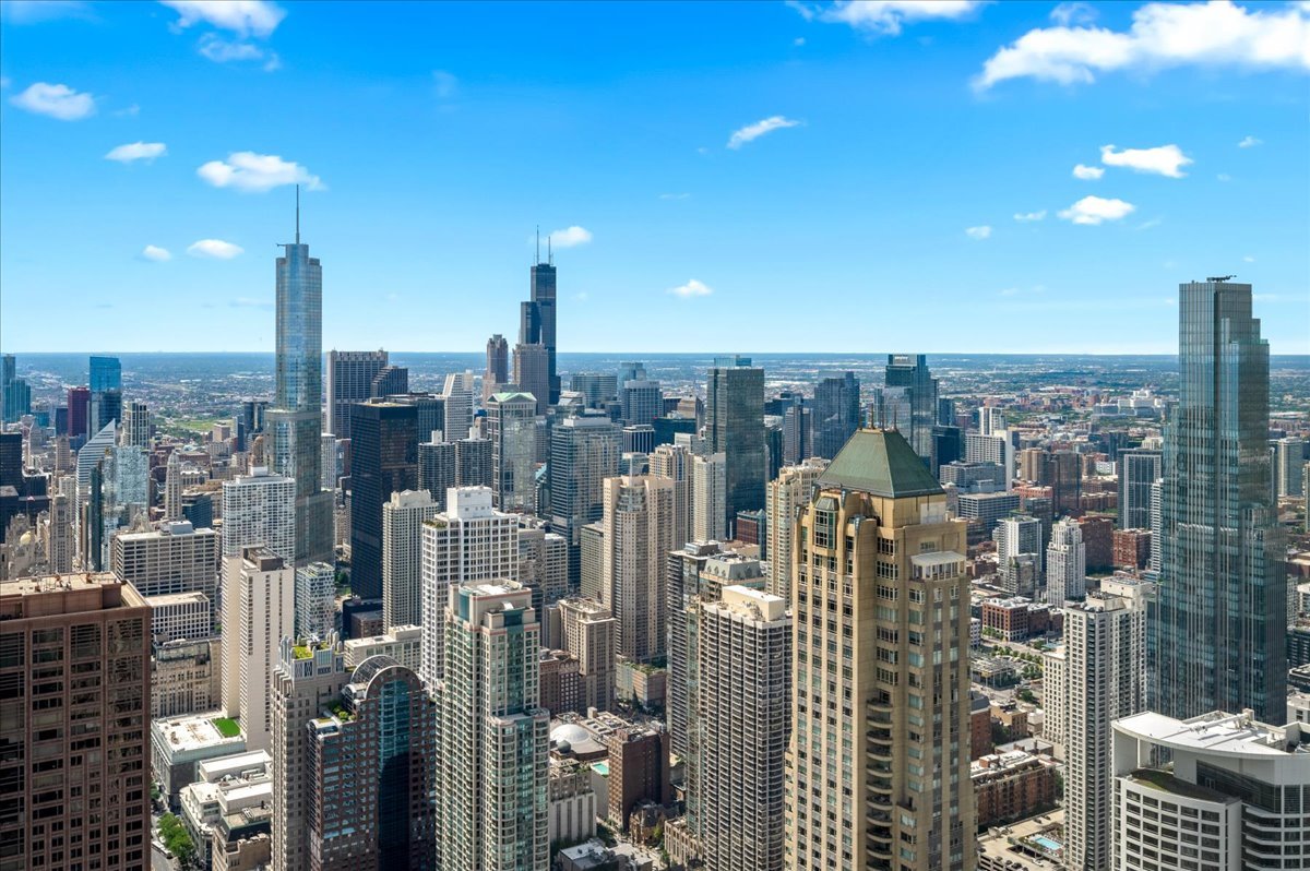 175 E Delaware Place Unit: 7910