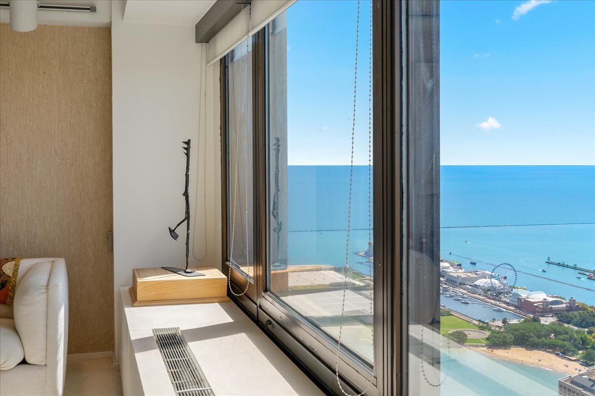 175 E Delaware Place Unit: 7910