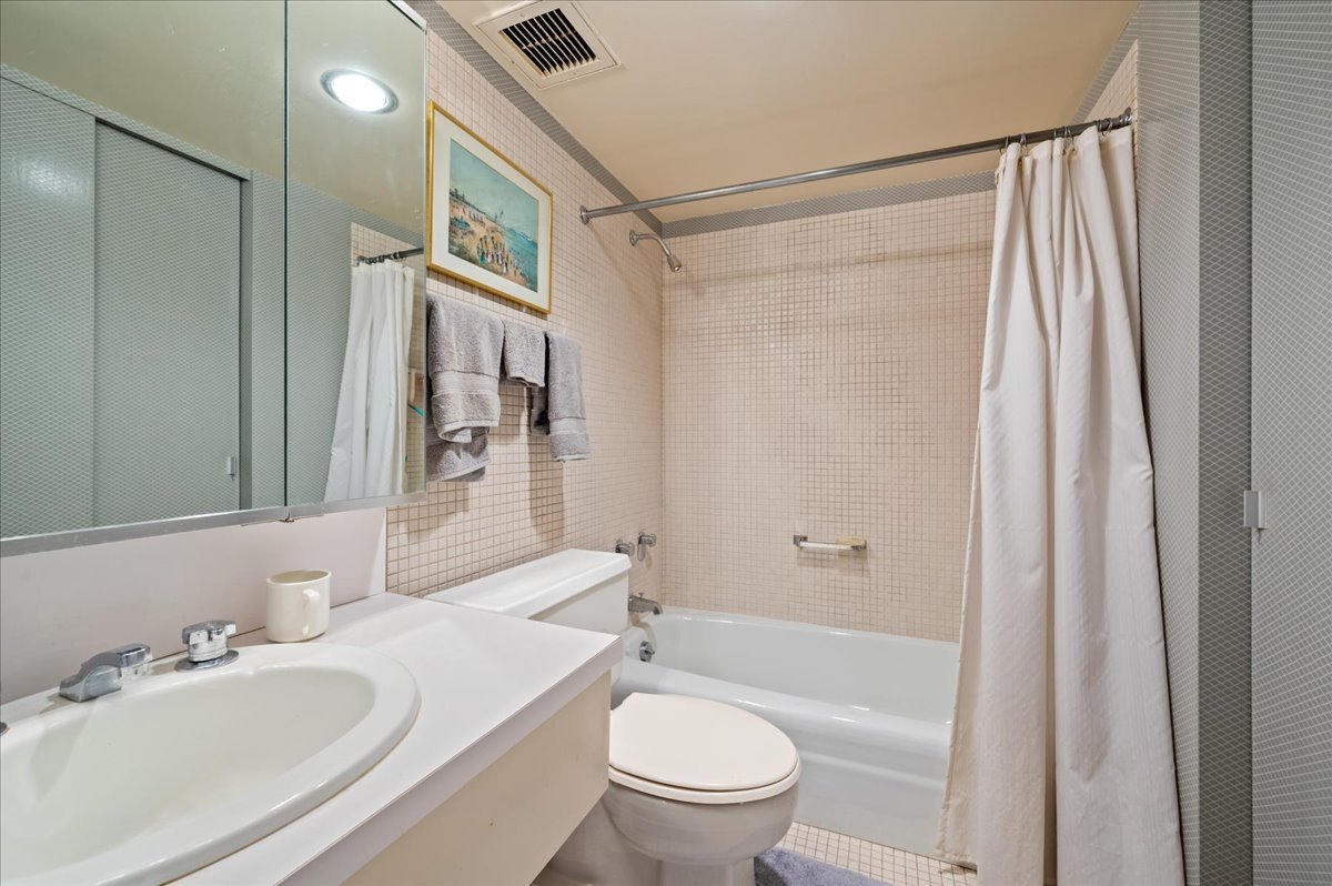 175 E Delaware Place Unit: 7910