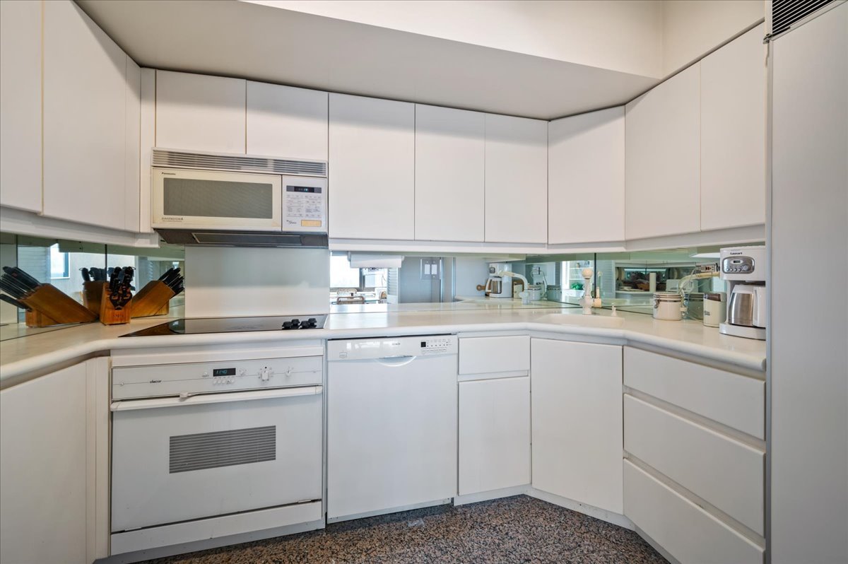175 E Delaware Place Unit: 7910