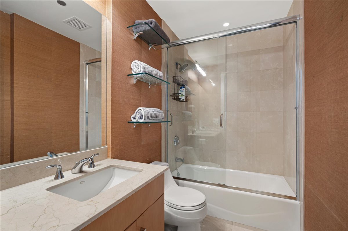 800 N Michigan Avenue Unit: 2202